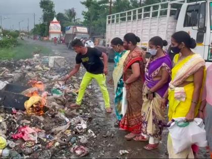 Kalyan Dombivali Garbage Disposal Issue in 27 Village | 27 गावातील कचऱ्याचा प्रश्न ऐरणीवर! नगरसेवकासह संतप्त नागरिकांनी पेटवला कचरा 