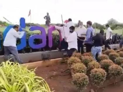 Radha of Shiv Sainiks outside Mumbai Airport, vandalism of 'Adani Airport' nameplate | मुंबई विमानतळाबाहेर शिवसैनिकांचा राडा, ‘अदानी एअरपोर्ट’ नामफलकाची तोडफोड