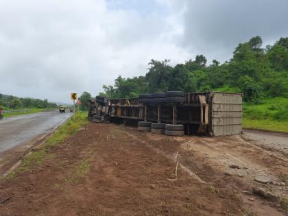 driver injured in container overturns at Nadgive on Mumbai Goa highway | मुंबई-गोवा महामार्गावर नडगिवे येथे कंटेनर पलटी होऊन अपघात; चालक जखमी