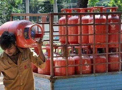 lpg gas cylinder iocl gas connection now family member can get connection easily in anywhere in india | Gas Cylinder : अरे व्वा! LPG कनेक्शनवर आता कुटुंबाला मिळणार 'हा' मोठा फायदा; जाणून घ्या, नेमकं कसं? 