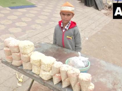 10 yr old boy sells bird food in Hyderabad to pay for his sister Sakeena Begum's brain cancer treatment | हृदयस्पर्शी! कॅन्सरग्रस्त बहिणीच्या उपचारासाठी 10 वर्षीय भावाची धडपड; विकतोय पक्ष्यांचे खाद्य