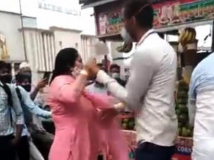 Video goes viral after a woman driving a Scooty without a mask was stopped, abusing and beating civil defense personnel | मास्क शिवाय स्कूटी चालवणाऱ्या महिलेला थांबवल्याने सिविल डिफेंस कर्मचाऱ्यांना शिवीगाळ अन् मारहाण, व्हिडिओ झाला व्हायरल