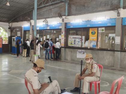 Extremely low response of citizens to download the pass at Kurla railway station | कुर्ला रेल्वे स्थानकावर पास डाऊनलोड करण्यासाठी नागरिकांचा अत्यंत अल्प प्रतिसाद