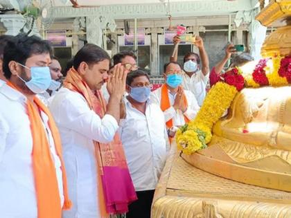 bjp leader oath in temple corruption charges andhra pradesh chittoor | राजकारण तापलं! 'मी भ्रष्टाचारी नाही', भाजपा नेत्याने मंदिरात जाऊन घेतली शपथ; 'हे' आहे कारण