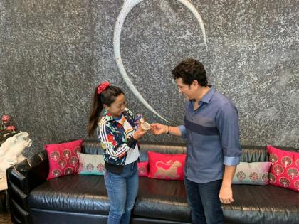 Tokyo Olympics medal winner Mirabai Chanu meet Sachin Tendulkar, See Pics | ऑलिम्पिक रौप्यपदक विजेत्या मीराबाई चानूनं घेतली सचिन तेंडुलकरची भेट, म्हणाली...