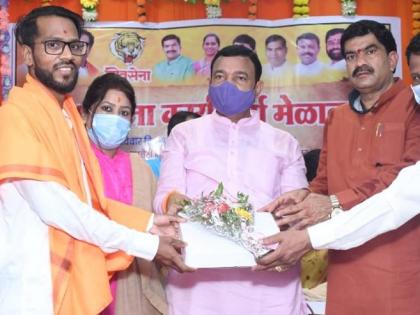 Hundreds of activists including Sarpanch, Deputy Sarpanch of 33 Gram Panchayats Joins in Shiv Sena | मुरबाडमध्ये शिवसेनेकडून विरोधकांना मोठा धक्का, ३३ ग्रामपंचायतींच्या सरपंच,उपसरपंचांसह शेकडो कार्यकर्ते शिवबंधनात