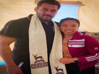Tokyo Olympics: ... so Salman Khan became a troll on social media after meeting weightlifter Mirabai Chanu | Tokyo Olympics: ...म्हणून वेटलिफ्टर मीराबाई चानूची भेट घेतल्यानंतर सोशल मीडियावर ट्रोल होतोय सलमान खान