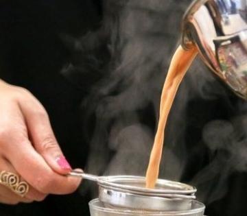 Food Tips : चहा थंड झाला तर पुन्हा पुन्हा गरम करून पिताय? मग हे ५ साईड इफेक्ट्सही माहीत करून घ्या