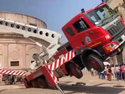 Hydraulic Crane Accident death of 3 in gwalior tricolor was mounted on hydraulic machine at corporation office | Hydraulic Crane Accident Gwalior : धक्कादायक! स्वातंत्र्यदिनाच्या आधी मोठी दुर्घटना; झेंडा लावताना अपघात, तिघांचा मृत्यू