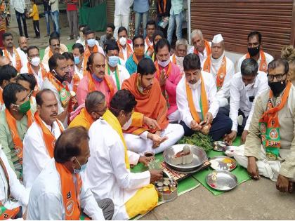 BJP's bell ringing agitation in front of Ghrishneshwar temple in Ellora to open the temple | मंदीर उघडण्यासाठी वेरूळच्या घृष्णेश्वर मंदीरासमोर भाजपचे घंटानाद आंदोलन