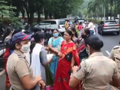 Demand for arrest of MNS mayor Gajanan Kale; mahavikas aghadi's women gathered outside the Commissionerate of Police | Video : मनसे शहराध्यक्ष गजानन काळे यांच्या अटकेची मागणी; पोलीस आयुक्तालयाबाहेर माविआच्या महिला जमा