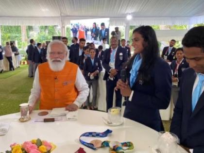 PM Narendra Modi fulfills promise, eats ice-cream with Tokyo Olympics bronze medalist PV Sindhu | पंतप्रधान नरेंद्र मोदी यांनी शब्द पाळला, ऑलिम्पिक पदकविजेत्या पी व्ही सिंधूसोबत Ice-Cream खाल्ले!