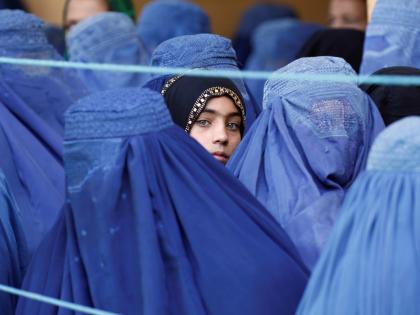 Afghanistan Crisis: ban on wearing tight clothes & Sandals, 10 rules made by Taliban for women, punishment for non-compliance | Afghanistan Crisis: सँडल, टाईट कपडे घालण्यास बंदी, तालिबानने महिलांसाठी बनवले असे १० नियम, पालन न केल्यास मिळेल अशी शिक्षा 