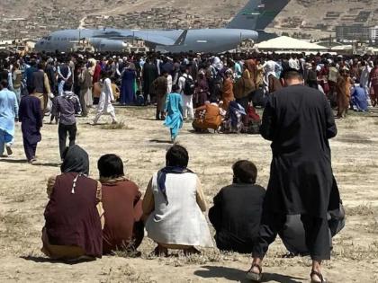 Afghanistan Taliban Crisis seven afghan people killed in chaos at afghanistan kabul airport says british military | Afghanistan Taliban Crisis : काबुल विमानतळाबाहेर भीषण परिस्थिती; गोळीबारानंतर झालेल्या चेंगराचेंगरीत 7 जणांचा मृत्यू