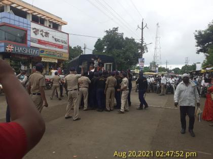 BJP-Sena workers on the streets; huge police force on the road of the city | भाजपा-सेना कार्यकर्ते रस्त्यावर; शहराला पाेलीस छावणीचे स्वरुप