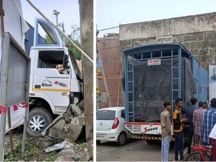 Now the historic Barapulla Gate is hit by a loaded container | आता ऐतिहासिक बारापुल्ला गेटला भरधाव कंटेनरची धडक