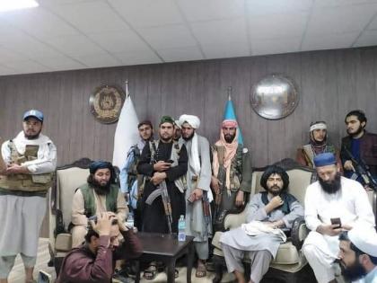 Afghanistan Crisis: Taliban infiltrated the Afghanistan Cricket Board (ACB) office | Afghanistan Crisis: बॅटऐवजी AK-47, बॉलऐवजी बॉम्ब! तालिबानची अफगाणिस्तान क्रिकेट बोर्डाच्या ऑफिसमध्ये घुसखोरी, या क्रिकेटपटूने दिली साथ 