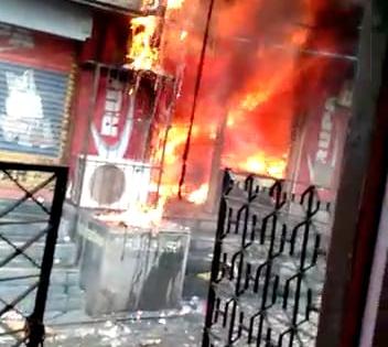 Shops in Bhiwandi market on fire; Four shops were gutted in the fire | भिवंडी बाजारपेठेतील दुकानांना भीषण आग; आगीत चार दुकाने जळून खाक