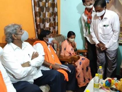 instead of martyr union minister narayan swami reached house of living soldier to pay homage | श्रद्धांजली वाहण्यासाठी शहीद जवानाऐवजी जिवंत सैनिकाच्या घरी पोहोचले भाजपाचे मंत्री अन् झालं असं काही...