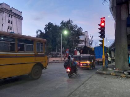 operation of signal system for traffic control in bhiwandi | भिवंडीतील वाहतूक नियंत्रणासाठी सिग्नल यंत्रणा कार्यान्वित ; पहिल्या दिवशी वाहन चालकांचा उडाला गोंधळ