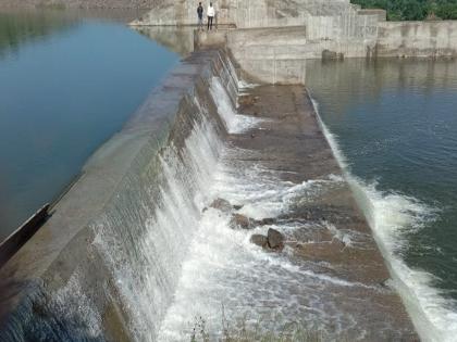 After the drain was restored, the Aranwadi lake overflowed; Festivals in five villages | सांडवा पूर्ववत झाल्यानंतर आरणवाडी तलाव ओसंडून वाहू लागला; पाच गावांमध्ये आंदोत्सव