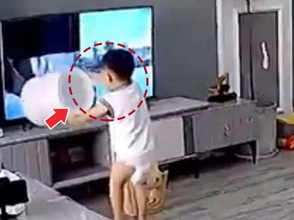 small boy breaks the tv while watching cartoon imitating superhero, video goes viral | चिमुकल्याची मस्ती आईवडिलांना पडली चांगलाच महगात, सुपरहिरोची नक्कल करत फोडला टीव्ही