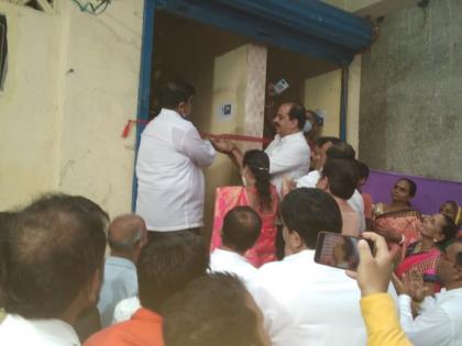 Corona rule break during inauguration of public toilets, criticism of MLAs in ulhasnagar | सार्वजनिक शौचालयाच्या उद्घाटनावेळी कोरोना नियमाचा फज्जा, आमदारांवर टीकेची झोड 