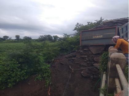 The flooding of the Purna River washed away the fill of the old bridge; The disaster was averted by the attention of the citizens | पूर्णा नदीच्या पुरामुळे जुन्या पुलाचा भराव वाहून गेला; नागरिकांच्या प्रसंगावधानाने अनर्थ टळला