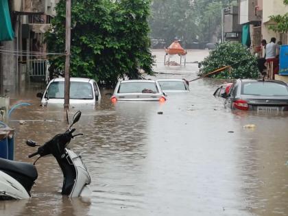 Rivers and nallas flooded in Chalisgaon area; Water also seeped into the market | Maharashtra Rain: चाळीसगाव परिसरात नदी, नाल्यांना पूर; बाजारपेठेतही शिरले पाणी