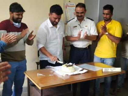 Cutting cakes with peddlers cost the clerk dearly; Disciplinary action with suspension by the municipality | फेरीवाल्यांबरोबर केक कापणे लिपीकाला पडलं महागात; पालिकेकडून निलंबनासह शिस्तभंगाची कारवाई