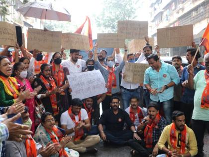 MNS agitation sitting in a pothole in Dombivali | डोंबिवलीत खड्डय़ात बसून मनसेचे आंदोलन; केडीएमसीच्या विरोधात जोरदार घोषणाबाजी