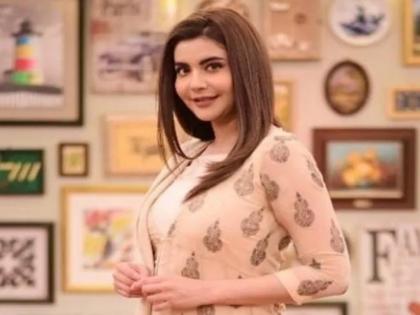 Pakistan News: Questions asked by a Pakistani female anchor in a TV show, now people are laughing | Pakistan News: पाकिस्तानी महिला अँकरने टीव्ही शोमध्ये विचारले असे प्रश्न, आता लोक उडवताहेत खिल्ली 