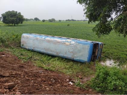 The bus overturned near the ashram in Bori after the driver lost control | चालकाचा ताबा सुटल्याने बोरी येथील आश्रमाजवळ बस उलटली