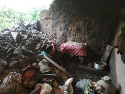 Woman dies after wall collapses due to rain | पावसामुळे जिर्ण झालेली भिंत अंगावर कोसळून महिलेचा मृत्यू 