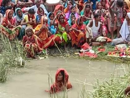 Saying that Mata Ganga has been called, the woman went down to the river for Jalasamadhi and ... | गंगा मातेचं बोलावणं आलंय, असं सांगत जलसमाधीसाठी नदीत उतरली महिला आणि...