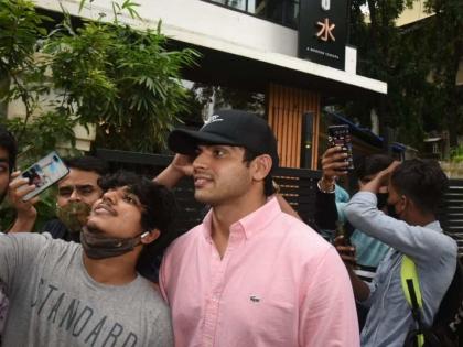 Neeraj Chopra: मुंबईतील रेस्टॉरंटबाहेर स्टायलिश लूकमध्ये दिसला नीरज चोप्रा, फॅन्स, फोटोग्राफर्सची गर्दी, पाहा खास फोटो