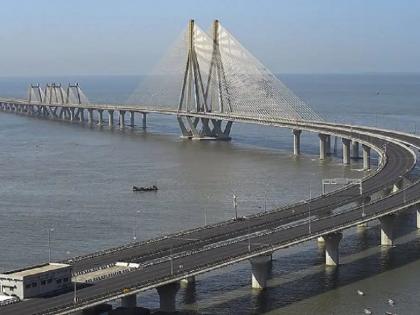 After leaving the job, the young man jumped into the sea from Worli Sea Link | नोकरी गेल्याने तरुणाने वरळी सी लिंकवरून घेतली समुद्रात उड़ी