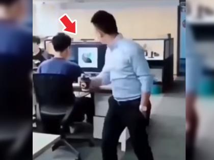 boss caught employee on selfie camera while employee secretly playing game | बॉसला चकवून खेळत होता गेम, बॉसने 'ही' ट्रीक वापरुन केला त्याचाच गेम...