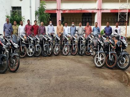 Sales of two lakh bikes for tens of thousands; Crime Branch arrested the two and seized 26 two-wheelers | लाखाच्या दुचाकीची दहा हजारांत विक्री; गुन्हे शाखेने दोघांना घेतले ताब्यात, तब्बल २६ दुचाकी जप्त