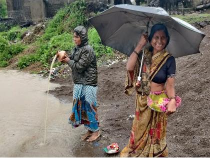 'Gangamaya please calm ...'; women devotee dedicate khan-naral to the river Kayadhu in the form of Raudra | 'गंगामाय शांत हो...'; रौद्ररुपी कयाधू नदीची महिलांनी भरली खणा-नारळाने ओटी