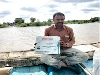 Salute the stubborn ! Traveling through the flood waters, he delivered the issue of 'Lokmat' | जिद्दीला सलाम ! पुराच्या पाण्यातून प्रवास करीत वाटले ‘लोकमत’चे अंक