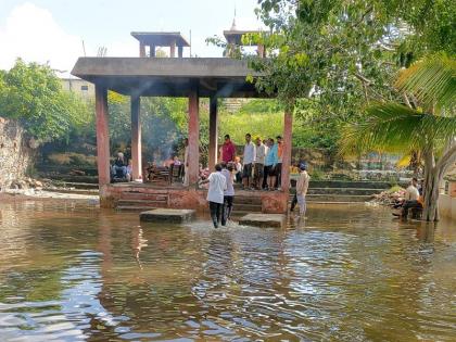 The havoc of rain! This murky water in the cemetery, big difficulties for cremation | पावसाचा कहर ! स्मशानभूमीत ही गुढगाभर पाणी, अंत्यसंस्कार करण्यासाठी मोठ्या अडचणी