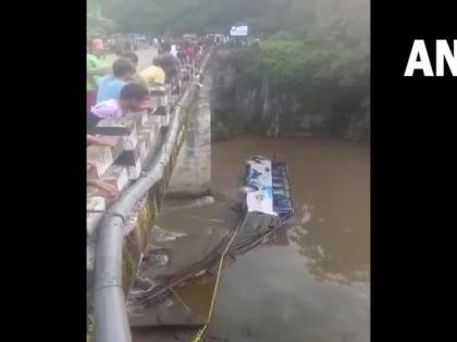 Four passengers died after a bus travelling from Tura to Shillong fell into Ringdi river | भीषण दुर्घटना! प्रवाशांनी भरलेली बस नदीत कोसळली! 4 प्रवाशांचा मृत्यू, 16 जण जखमी 