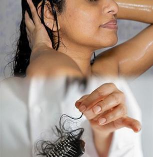 Tips For Stop Hair Fall : केस धुतल्यानंतर 'या' 7 चुका केल्यानं केस गळतात; टक्कल पडण्याआधीच केसांची घ्या काळजी