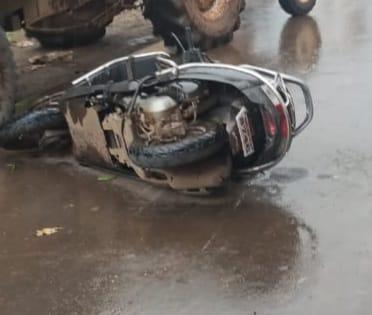 Two youths killed in bike accident; One seriously injured | भीषण! बाईक अपघातात दोन तरुणांचा मृत्यू; एकजण गंभीर जखमी    