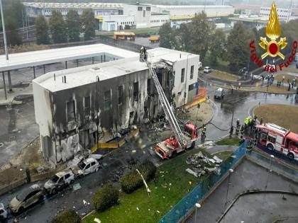 italy plane crash in building 8 dead | भीषण दुर्घटना! दुमजली इमारतीला विमानाची धडक; एका चिमुकल्यासह आठ जणांचा मृत्यू