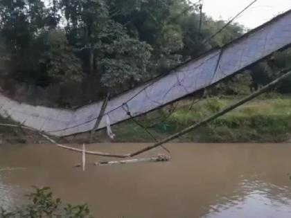 Hanging bridge collapses in Assam, many fall into river, 30 students injured | आसाममध्ये हँगिंग ब्रिज तुटून मोठी दुर्घटना, अनेकजण नदीत पडले, जखमींमध्ये ३० विद्यार्थ्यांचा समावेश 