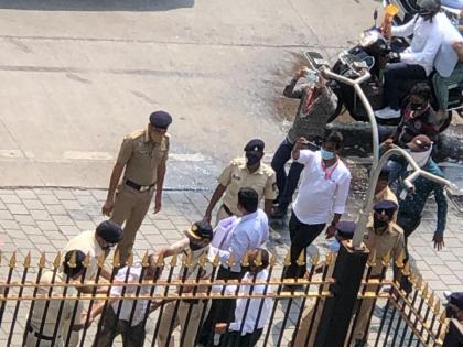 Attempted self-immolation outside the mantralaya; Police immediately arrested Isma | मंत्रालयाबाहेर आत्मदहनाचा प्रयत्न; पोलिसांनी तातडीने इसमाला घेतले ताब्यात 