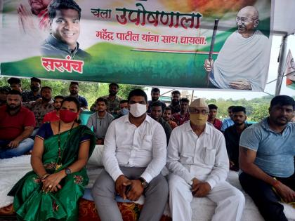 sarpanch of Kharbao goes on a hunger strike at Toll Naka demanding road repair in Bhiwandi | भिवंडीतील रस्ता दुरुस्तीच्या मागणीसाठी खारबावच्या सरपंचाचे टोल नाक्यावर उपोषण आंदोलन