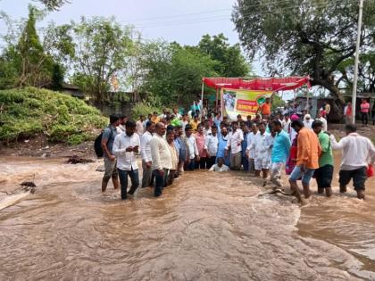 The villagers staged agitation in the Lendi river demanding the bridge | पुलाच्या मागणीसाठी ग्रामस्थांनी लेंडीनदीच्या पाण्यात बसून केले आंदोलन 